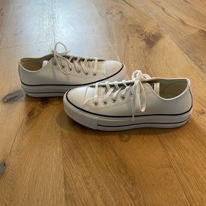 Converse Chuck Lift platform low top Leather / size 7 (runs 1/2 size large)